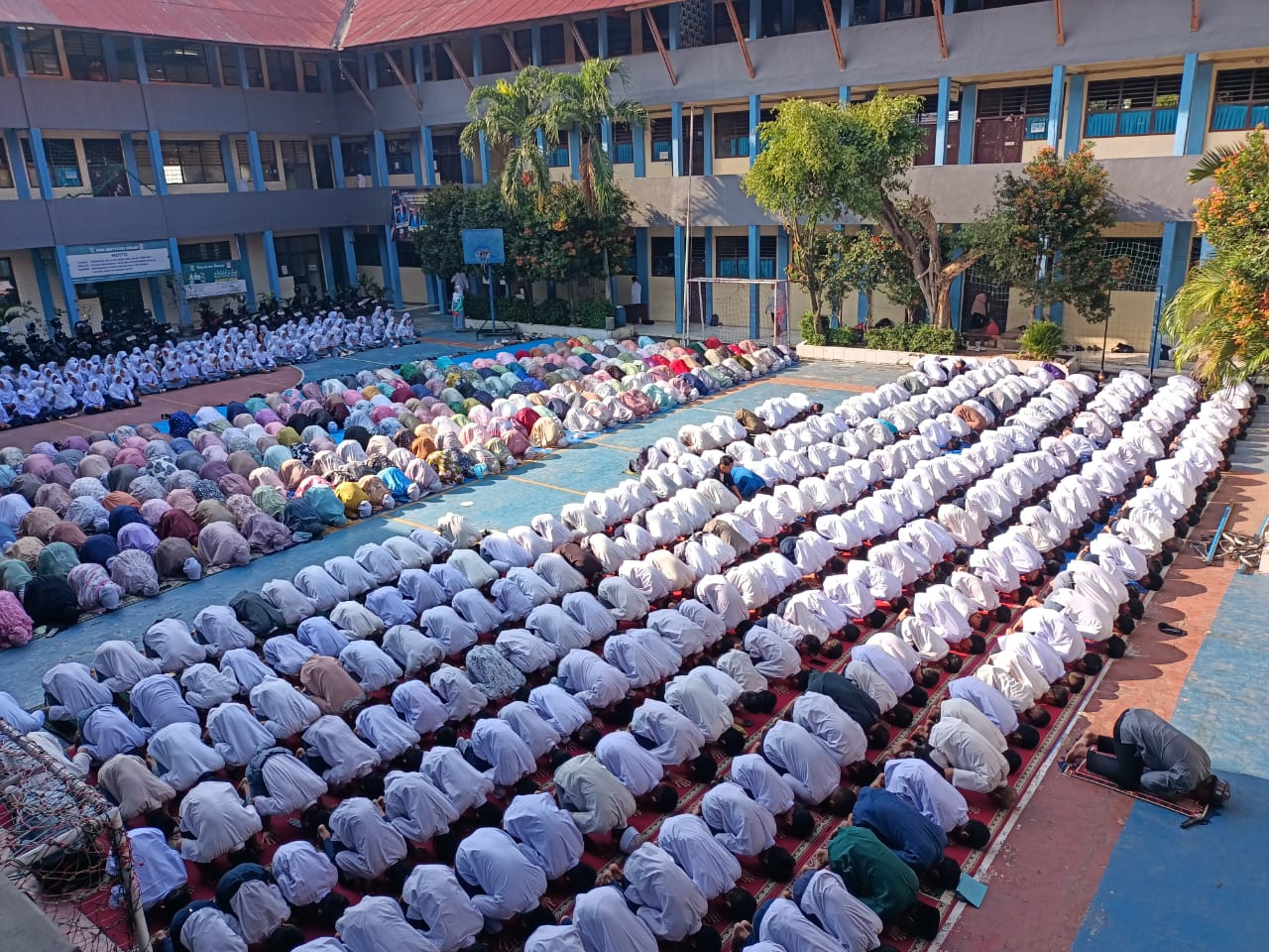 Kegiatan Keagamaan dalam Pembinaan Karakter Siswa